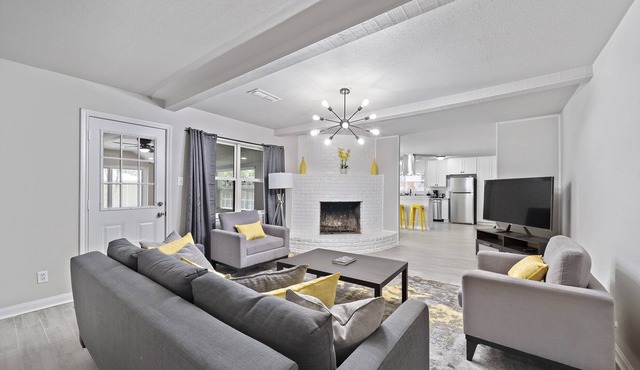 Breezy 4 bedroom home minutes from Midtown!