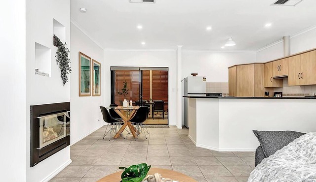 Breezy B on the Esplanade with Direct Beach Access