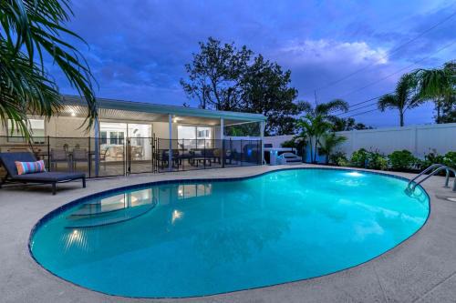 Breezy Blue-Pool Hot Tub Minutes to Beach Games