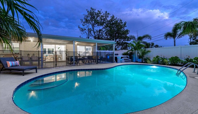 Breezy Blue-Pool, Hot Tub, Minutes to Beach, Games