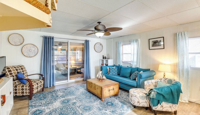 BREEZY BUNGALOW - 4 BD, 2BA - Sleeps 8 - Rooftop Deck