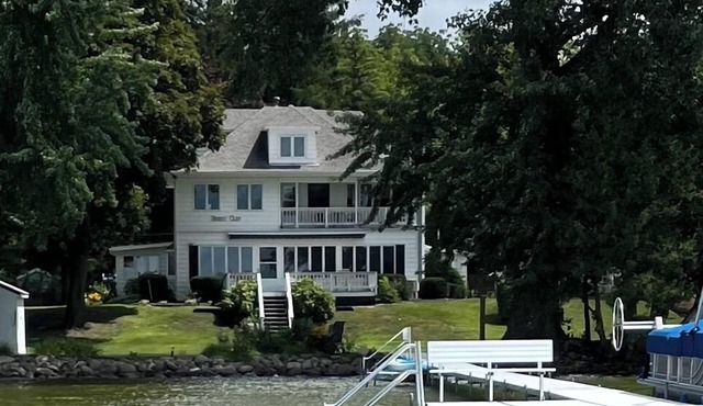 Breezy Cliff - Beautiful Lake Front House - 5+ BRs/3 sitting rooms/sauna/yoga