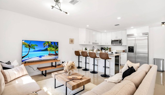 Breezy Dania Beach Proximity: Hot Tub, Remodeled & Family-Friendly, BBQ Ready Retreat