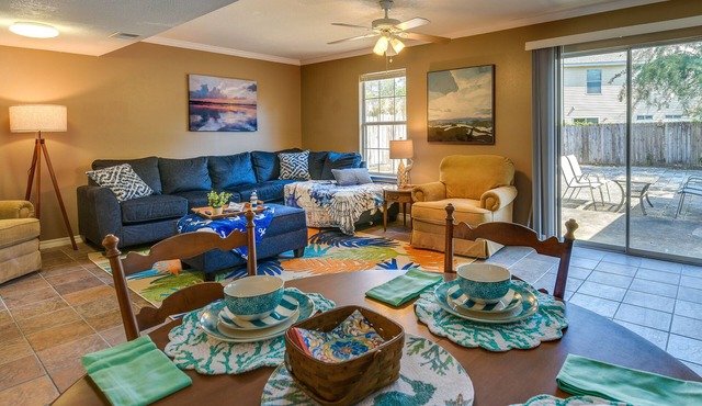 Breezy Fort Walton Townhome ~ 5 Mi to Beach!