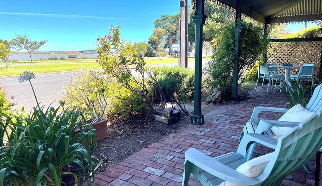 Breezy Goolwa riverview retreat near cafes with walking & bike track on doorstep