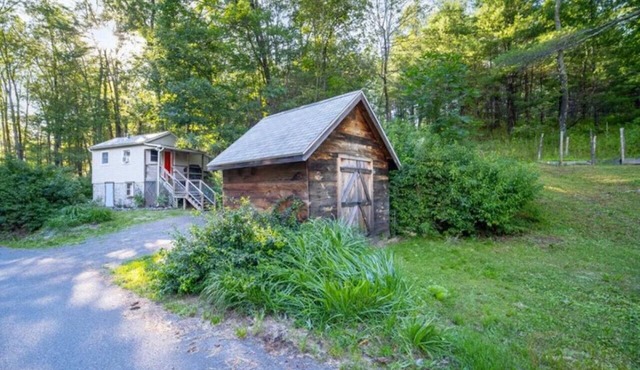 Breezy Hill Eccentric Studio Cottage