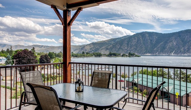 Breezy Lake Chelan Condo w/Pool & Hot Tub Access!