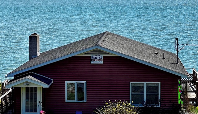 Breezy Lake Front Living/One of a kind backyard/Fire pit/Kayaks/Nature/Wineries