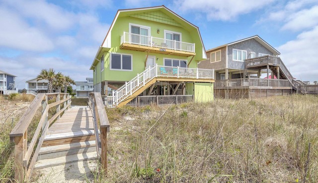 Breezy Oaks: Oceanfront Home with Chef's Kitchen and Child-friendly Amenities