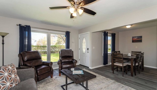 Breezy Paradise | Shared Beach | King Bed | Mentor