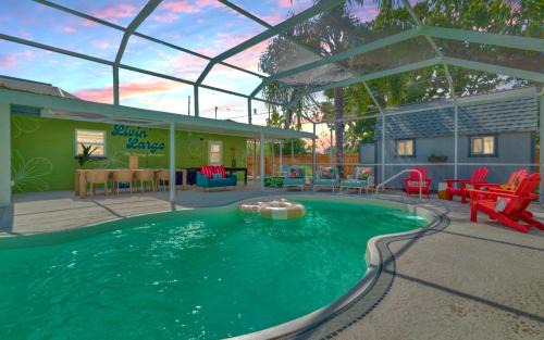 Breezy Pineapple, Heated Pool, Sleeps 12, Putting Green
