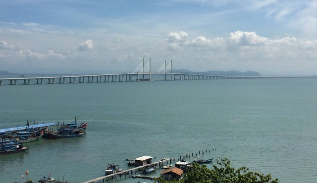 Breezy seaview condo