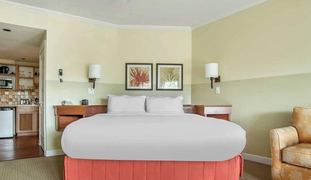 Breezy Studio w/Balcony: Walk to the Village of Baytowne Wharf & Shops