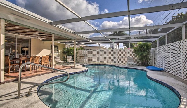 Breezy Updated Home - Walk to Beach and Restaurants!