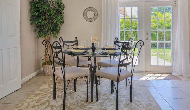 Breezy Villa - Minutes to Beaches - Fenced Yard - Pets Welcome - WiFi