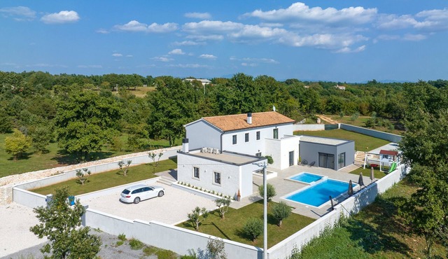 Bren New! Exclusive villa with 5 bedrooms, 52m² pool on 300m² is waiting for you