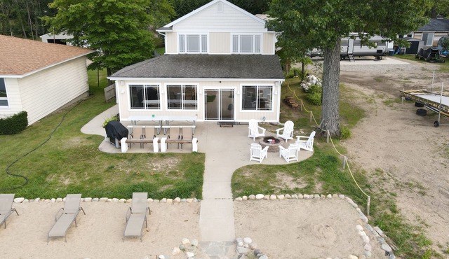 Brenda's Beach House - Sandy beach, gentle sloping lake bottom.