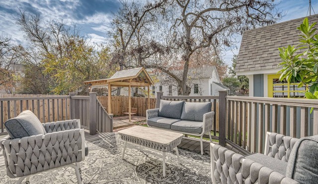 Brenham Rental w/Deck & Yard < 1 Mi to Downtown!
