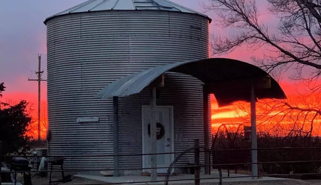 Brent & Jean's Grain Bin Inn Barnn