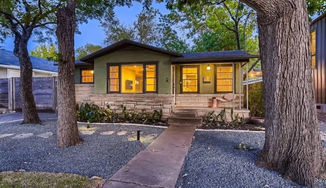 Brentwood Bungalow. Walk & Bike Everything Austin!