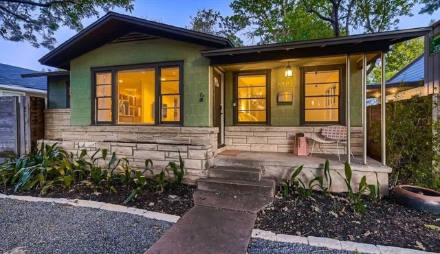 Brentwood Bungalow. Walk & Bike Everything Austin!