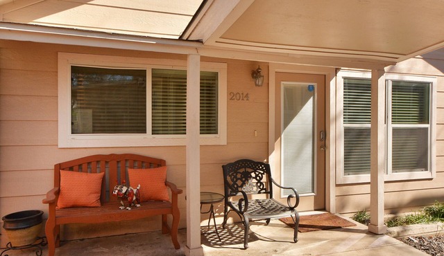 Brentwood Guest House, Spacious Living Area, Fenced Yard