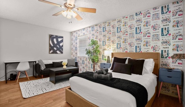 Brentwood Studio | Close to Austin Shops + Dining
