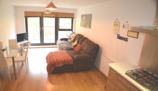 Brentwood Town Retreat - 2 Bedroom Apartment