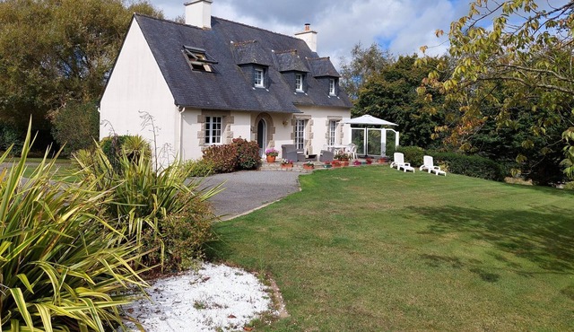 Breton cottage in a quiet location with fireplace, Plouenan