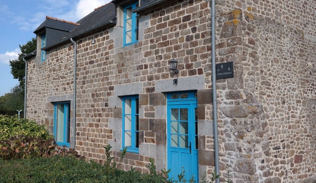 Breton country house 35 minutes from Mont Saint Michel. Pets welcome!