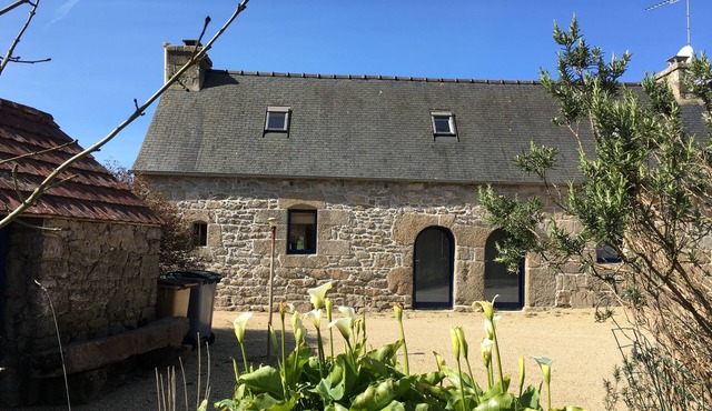 Breton farmhouse quiet, between sea and river