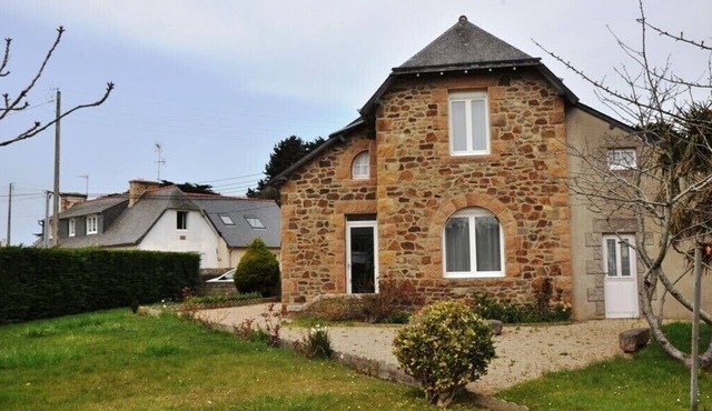 Breton granite house 400m from the beach in TREGASTEL