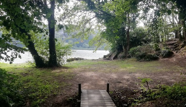 Breton house. Direct access to hiking trails. 19km from the beaches.