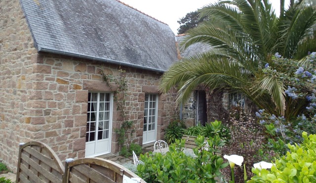 Breton house in large garden, close to the sea.