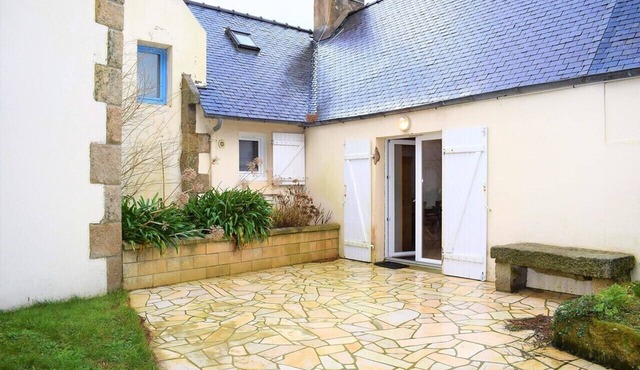 Breton house with a pretty closed and flowered courtyard with WIFI in TREBEURDEN