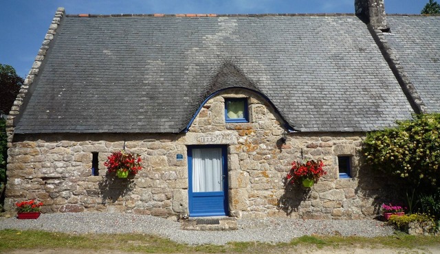 Breton longère in Riec/Belon private garden near the sea,