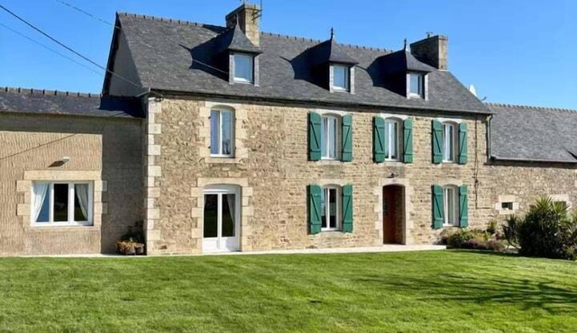 Breton longhouse with garden in Trédaniel