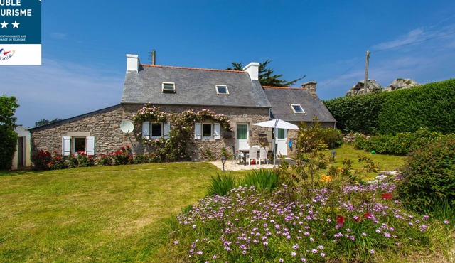 Breton stone house, in a quiet location and the beach