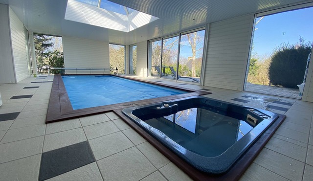 Breton style villa set in a large garden, indoor heated pool (28°), jacuzzi (37°), sauna