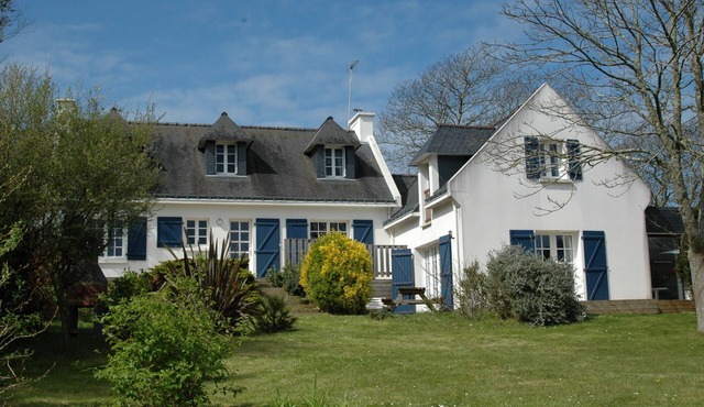Breton style villa set in a large garden, indoor heated pool (28°), jacuzzi