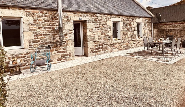 Bretton stone cottage in the green not far to the sea - only 10km !