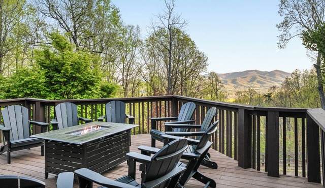 Brew Trail Retreat: Hot Tub, Scenic Mountain Views, Game Rooms, Pet&Kid Friendly