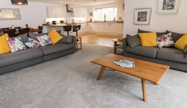 BREWERS COTTAGE, pet friendly, with a garden in Looe