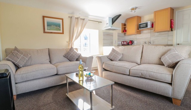 BREWERY LODGE, pet friendly, with a garden in Blakeney