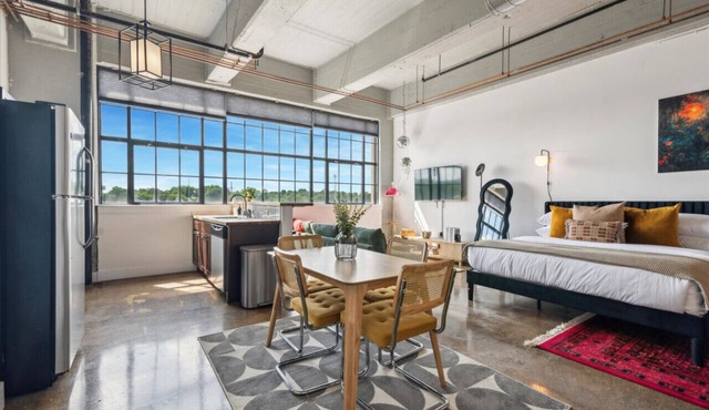 Brewery Studio| Free Parking, Loft, Gym, Game Room