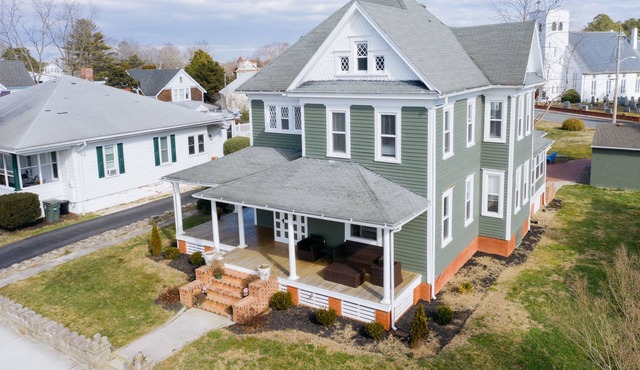 Brewhouse on Main - sleeps 10 - walk to downtown shops / bars / town events.