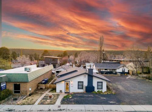 Brews, Pines, & Peaks - Your downtown Flagstaff stay awaits