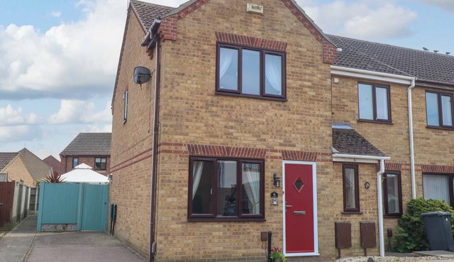 BREYDON COTTAGE, family friendly, with a garden in Gorleston-On-Sea