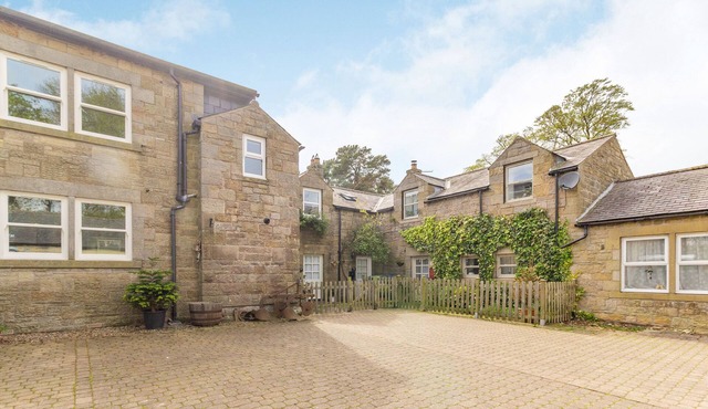 BRIAR COTTAGE, with open fire in Edlingham