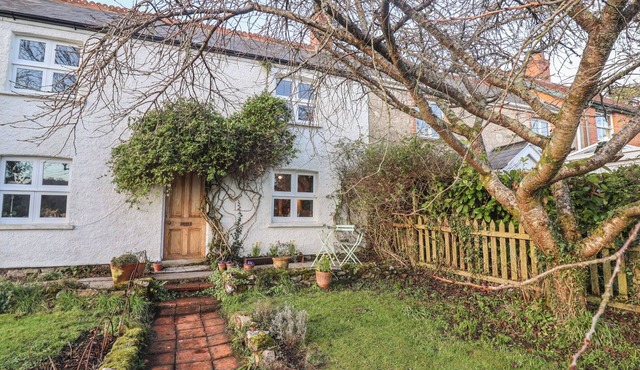 BRIAR ORCHARD ANNEX, romantic, character holiday cottage in Winsham